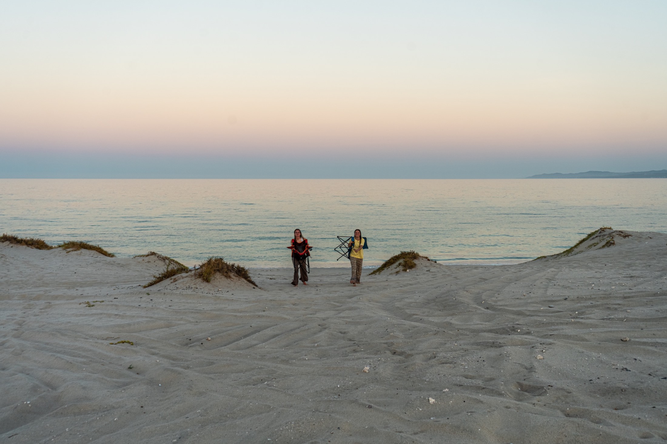 Caminantes al atardecer