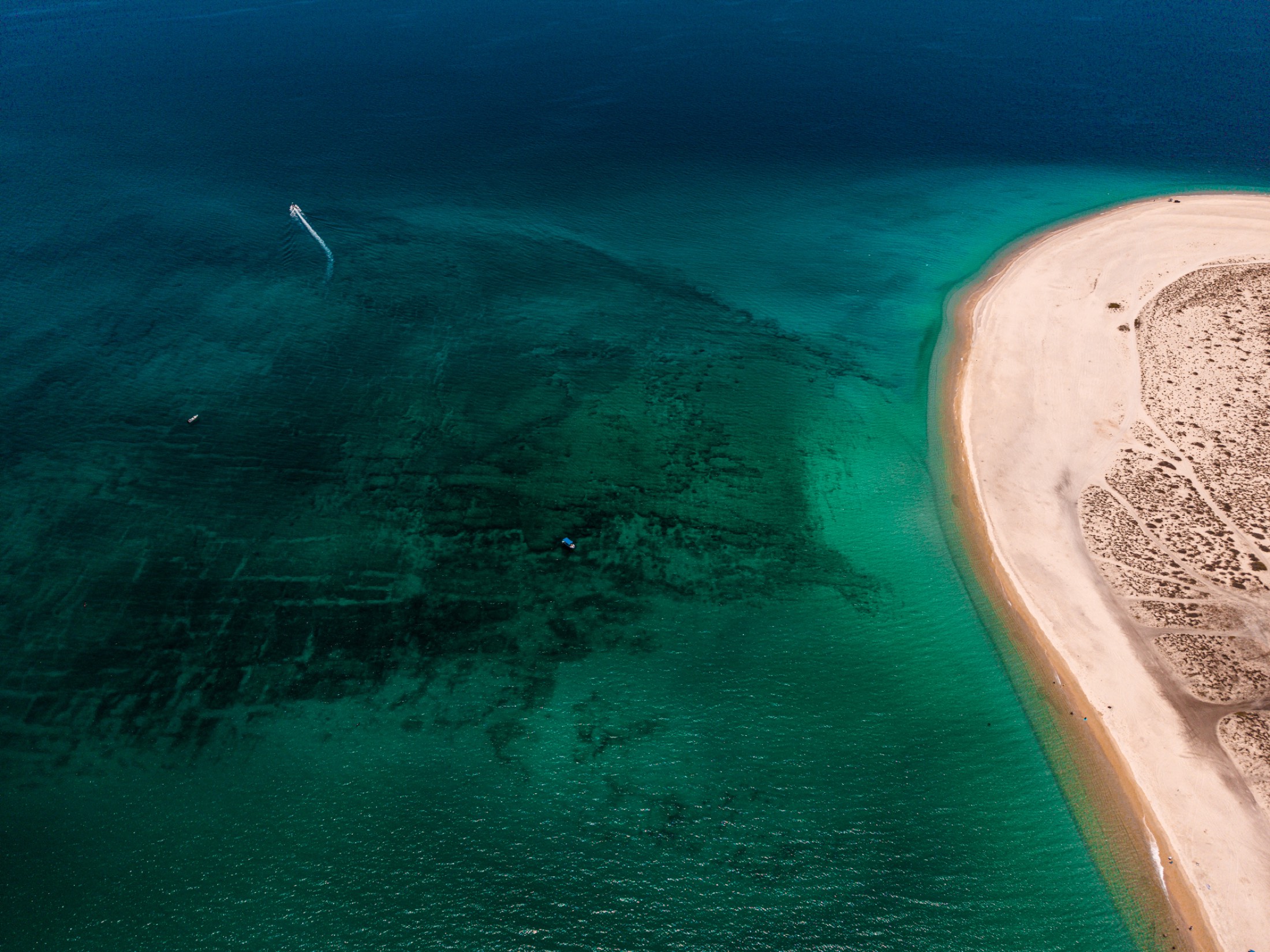 Isla turquesa vista desde el aire
