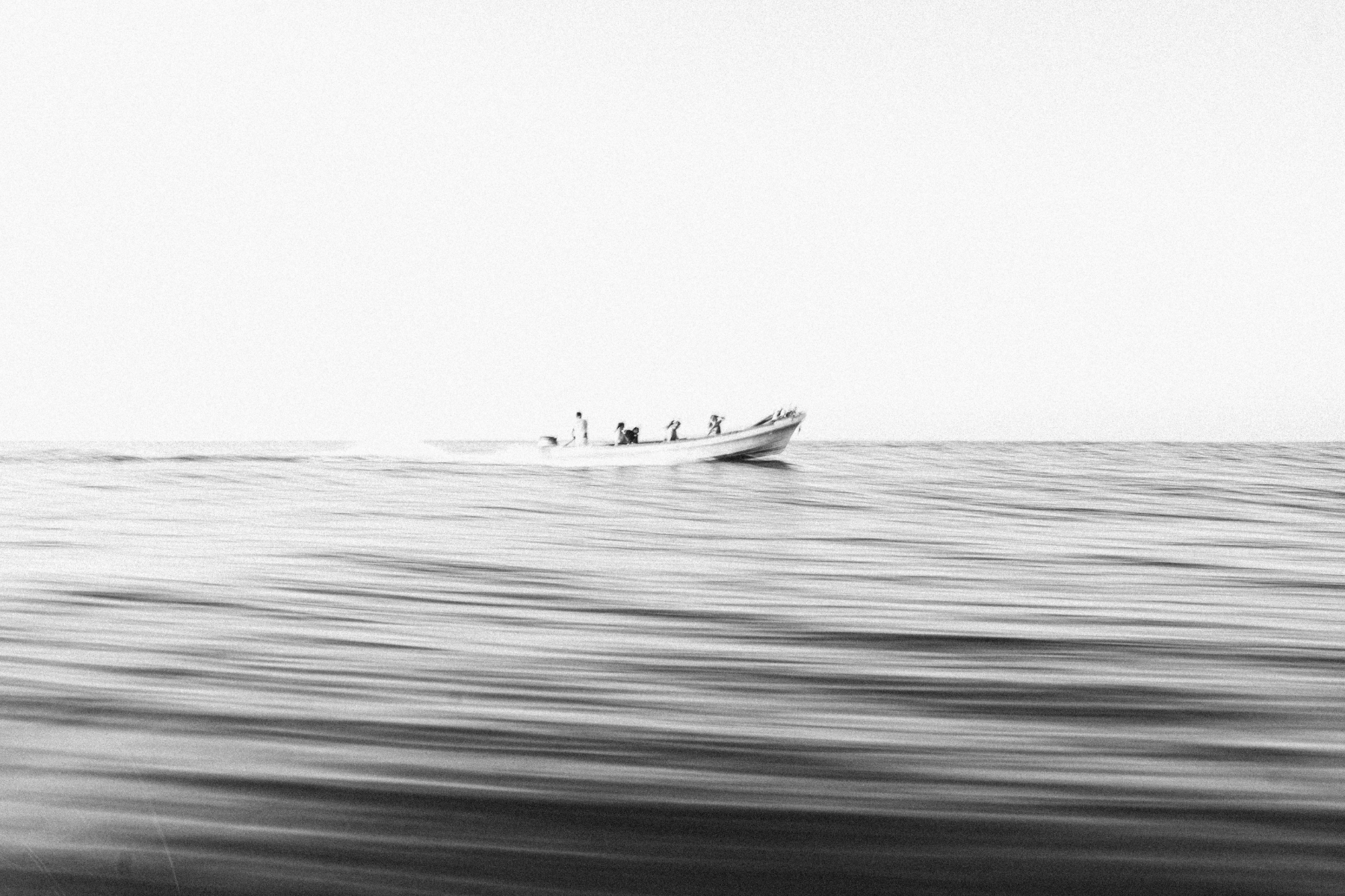 PLACEHOLDER: panga de pescadores al amanecer — la gente del lugar
